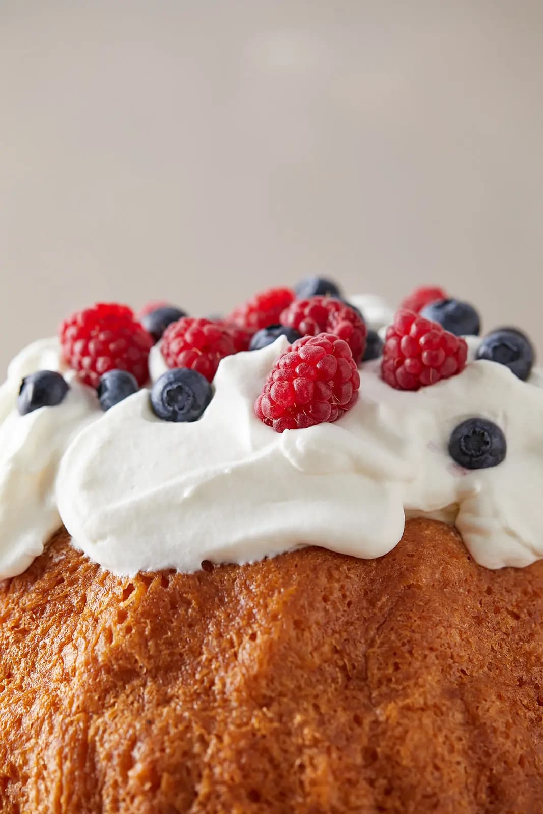 עוגת פירות יער וקצפת - סטיילינג מזון, אינה גוטמן